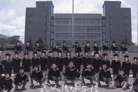 武汉毕业生1个人替全班拍了照，换脸P出合影视频封面