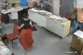 被提醒戴口罩后，印度一政府职员对残疾女同事拳脚相加，甚至还抄起了铁棒......图片