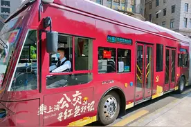 上海今起运行“红色主题公交车”图片