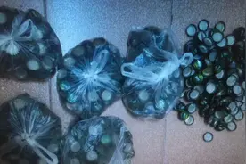 发现啤酒盖上的秘密，浙江男子赚了好几万！结果惨了图片