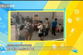 读者在山西阳泉图书馆避雨被保安驱赶，官方发声：做法不当视频封面