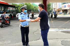 烈日下市民给执勤“焦”警送矿泉水 背后的故事更感人……图片