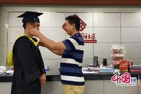 湖工大举行别样毕业典礼：社区书记为抗疫志愿者正冠拨穗图片