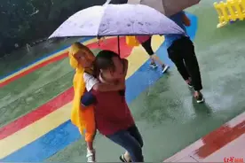 暴雨来袭，幼儿园门口人行隧道积水了 宝贝别怕，老师背你图片
