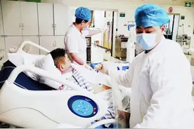 27岁小伙患重症胰腺炎腹腔内大量积液，超声科联合重症医学科开展腹膜后穿刺引流图片