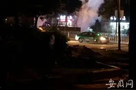 合肥贵池路一处热力管道喷出七八层楼高蒸气 原来是在泄压抢修图片
