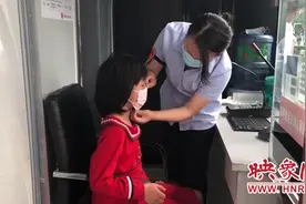 郑州六岁女孩与哥哥走散迷失街头 爱心站务长接力护送女孩平安回家图片