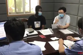 外国小伙成都街头骑摩托车，无证驾驶还用伪造号牌，拘图片