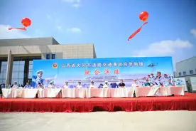 危化品车“被撞起火”，大同16部门上演道路救援“生死时速”图片