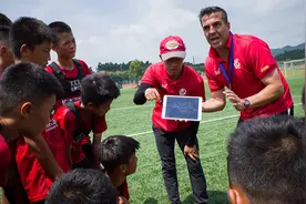 每个学生年均投入25万的学校复课了，这是足球梦开始的地方视频封面