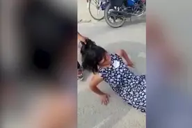 印度女子阻止丈夫娶第二个老婆被拽着头发游街图片
