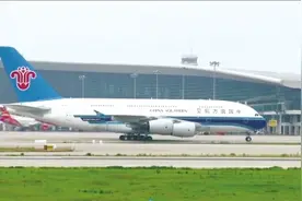空客A380首次“打卡”郑州图片
