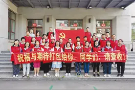 齐大教职工变身快递小哥为毕业生打包行李图片