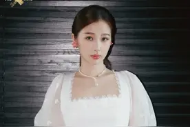 带珍珠项链的“撕油女”来了图片
