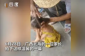 爷爷为孙女第一次尝试绑头发，手法略显笨拙但爱意满满，网友：暖心图片
