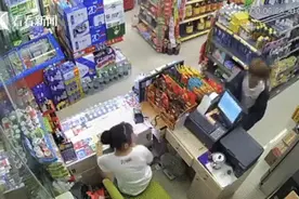 男子进超市佯装买东西 突然一把抱起收银机就跑图片