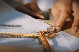 佳士得网上拍卖三款瑰丽珠宝 捐助舍身抗疫医生家属图片