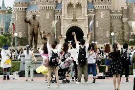 因疫情关闭四个月后，东京迪士尼乐园今天重新开门迎客图片