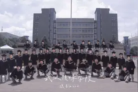 一人摆38个姿势，武汉高校生“换脸”拼出全班毕业合影图片