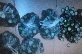 发现啤酒盖上的秘密，男子赚了好几万！结果惨了图片