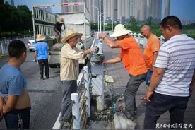 主干道隔离护栏被撞坏，抢修人员及时维修图片