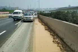 渣土车高架桥上漏撒黄泥，小车打滑撞上护栏图片