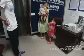 太危险！凌晨4点，安康4岁姐姐带着2岁妹妹街头找妈妈图片