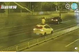 男子坐车顶一路高歌 交警：你在车顶看风景 我在监控看着你图片