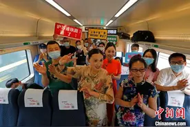 沪苏通铁路开通 首批旅客乘坐C3836/7次列车从上海前往南通图片