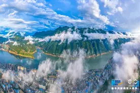 航拍雨后三峡云雾奇观：青山如黛，云雾如烟图片