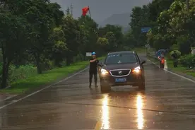 暴雨中，这个台州男人拼命挥舞绑着塑料袋的竹竿，还大喊大叫图片