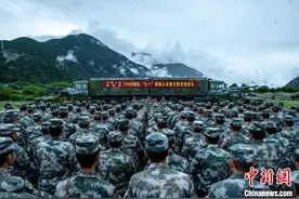 西藏军区某特战旅官兵在高原驻训地庆祝建党99周年图片