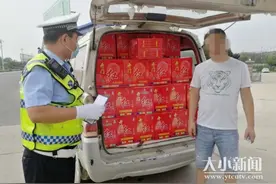 行走的“炸弹”！满满一车烟花爆竹！男子非法运输被烟台交警查获图片