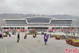 铁路暑运开启：格库铁路青海段开行旅客列车图片