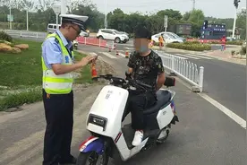 7月1日起骑电动车不佩戴头盔要被处罚，江宁湖熟一天20余人被罚款图片