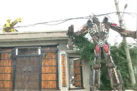 69秒丨六旬老人用“破铜烂铁”做出9米高变形金刚：有向往就没有退休图片