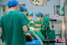 三亚一孕妈诞下双龙凤四胞胎 母子均现强大生命力图片