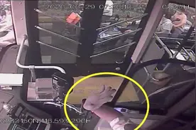 早高峰母子骑电动车摔倒，公交驾驶员用身体挡住车辆图片