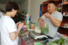 南阳超市小老板，收获暖心回馈：特殊时期，他用诚信和厚道服务居民图片
