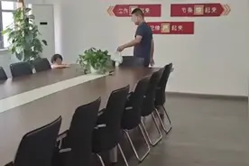 刚刚，被妈妈在路口丢下的4岁女孩回家了！爸爸：现在还要再去找妻子图片