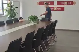 刚刚，被妈妈在路口丢下的4岁女孩回家了！爸爸：现在还要再去找妻子图片