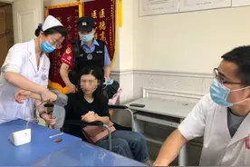 暖闻｜合肥一女乘客地铁内晕倒，女辅警紧急冲进车厢背起送医图片