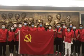 穿上红马甲当起志愿者，上港球员今天这样度过……图片