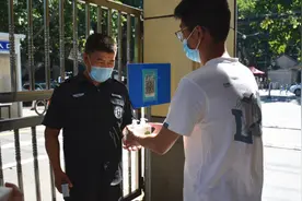 毕业生研制500瓶洗手液送全校师生：很自豪专业知识派上用场视频封面
