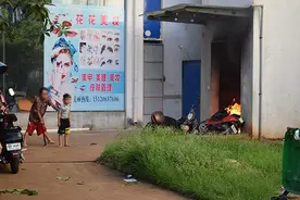 海南一精神病男子挥刀挟持儿子焚烧电动车，消防员刀下救人图片