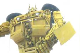 山东六旬老人用“破铜烂铁”做出9米高变形金刚：有向往就没有退休图片