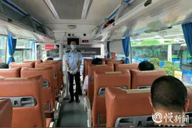 “欢迎来重庆开启红岩之旅”高铁快车上，驾驶员写了一段解说词这样介绍重庆图片