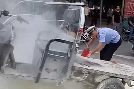 吓人！商丘一快车道内电动三轮车自燃，围观市民报警图片