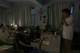 高三学生教室齐唱《再见》，班主任落泪视频封面