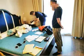侵入手机盗窃网络虚拟货币！7人被刑拘，现场缴获现金400万图片